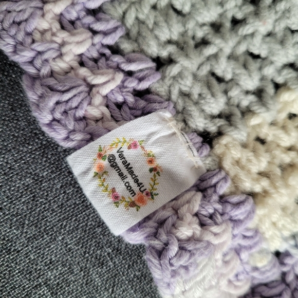 A beautiful crocheted blanket for shall or lap or new born perfect for car pet - Picture 3 of 5